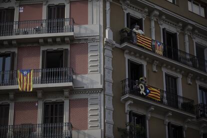 La ANC ha hecho un llamamiento a la ciudadanía a salir a los balcones a las 17.14 para reivindicar la independencia de Cataluña. En la imagen, vecinos asomados en los balcones de la plaza Letamendi de Barcelona.