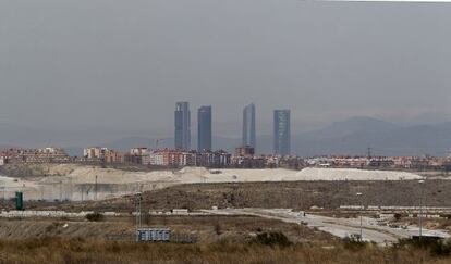 A view of the pollution over the Madrid skyline, which obscures the surrounding mountains.