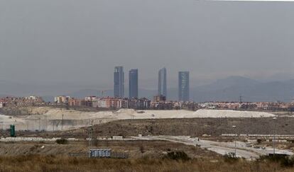 A view of the pollution over the Madrid skyline, which obscures the surrounding mountains.