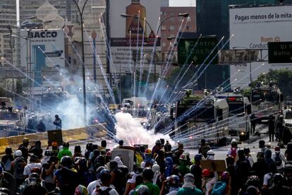 Manifestantes se enfrentan con la policía durante una protesta contra el Gobierno del presidente Nicolás Maduro en Caracas (Venezuela).