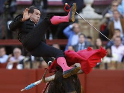 Manzanares es volteado por su segundo toro. 