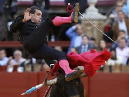 Manzanares es volteado por su segundo toro. 