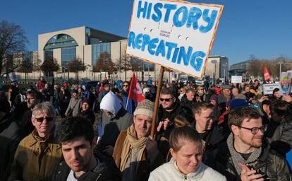 Protestas en Berlín tras la elección de Thomas Kemmerich como jefe del Gobierno de Turingia con los votos de la ultraderecha.