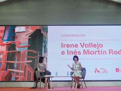 Conversación literaria en Matadero Madrid de la escritora Irene Vallejo y la periodista Inés Martín.