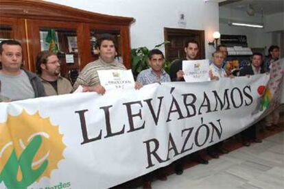 Militantes de Izquierda Unida, encerrados ayer en el Ayuntamiento de Marbella.