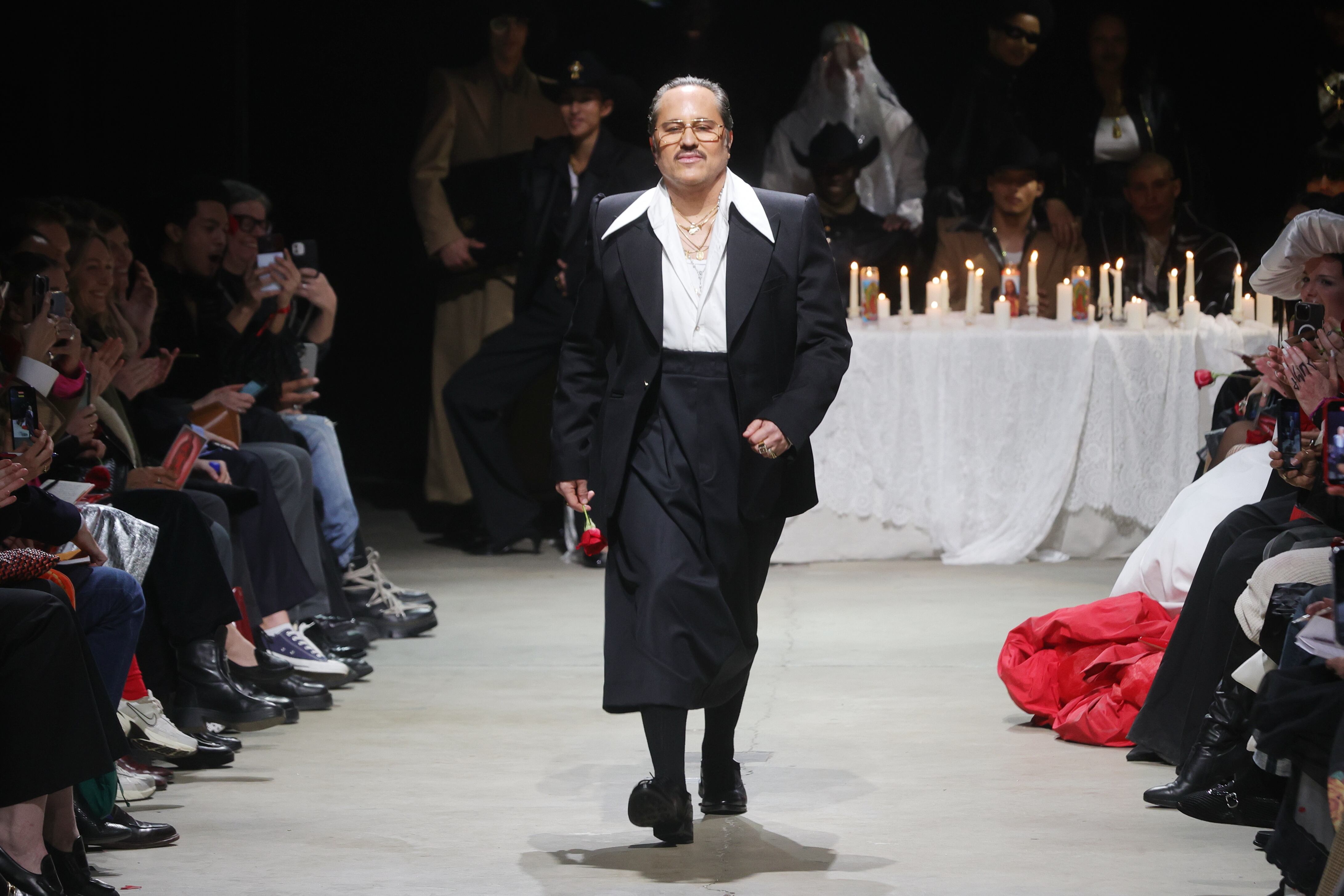 Willy Chavarria camina por la pasarela al término de la Semana de la Moda de Nueva York, en febrero de 2024. 