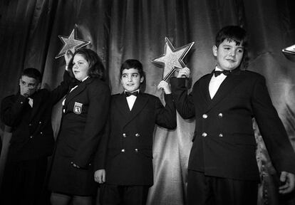 Los niños de San Ildefonso que anuncian a los ganadores del premio Gordo en 1998.