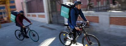 Repartidores de comida en bicicleta, en Madrid.