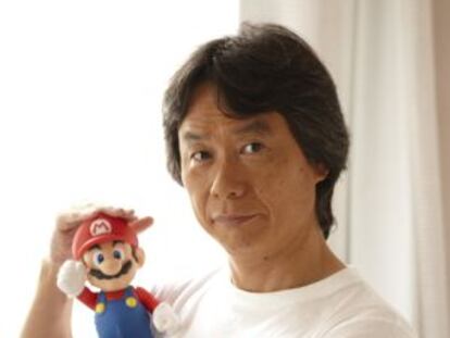 Miyamoto junto a su creación, Mario Bros.