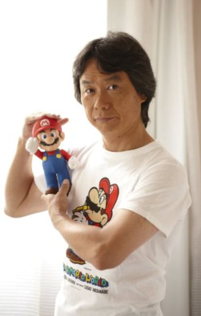 Miyamoto junto a su creación, Mario Bros.