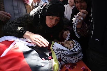 Funeral por el palestino Shawkat Abed, de 17 años, el viernes en Kfa Dan, cerca de Yenín, donde murió en un choque con tropas israelíes.