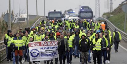 Unos 150 transportistas ayer en una marcha a pie por la Ronda Litoral de Barcelona.