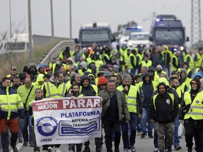 Unos 150 transportistas ayer en una marcha a pie por la Ronda Litoral de Barcelona.