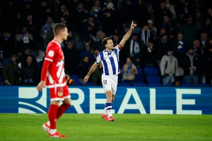 El delantero de la Real Sociedad Mikel Oyarzabal celebra tras anotar un gol este jueves, durante los octavos de final de la Copa del Rey ante el rayo Vallecano.