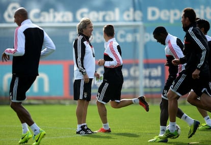 Jorge Jesús da instrucciones a sus jugadores.