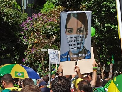 Cartaz ironiza coronavírus, durante ato pró-Bolsonaro na avenida Paulista.