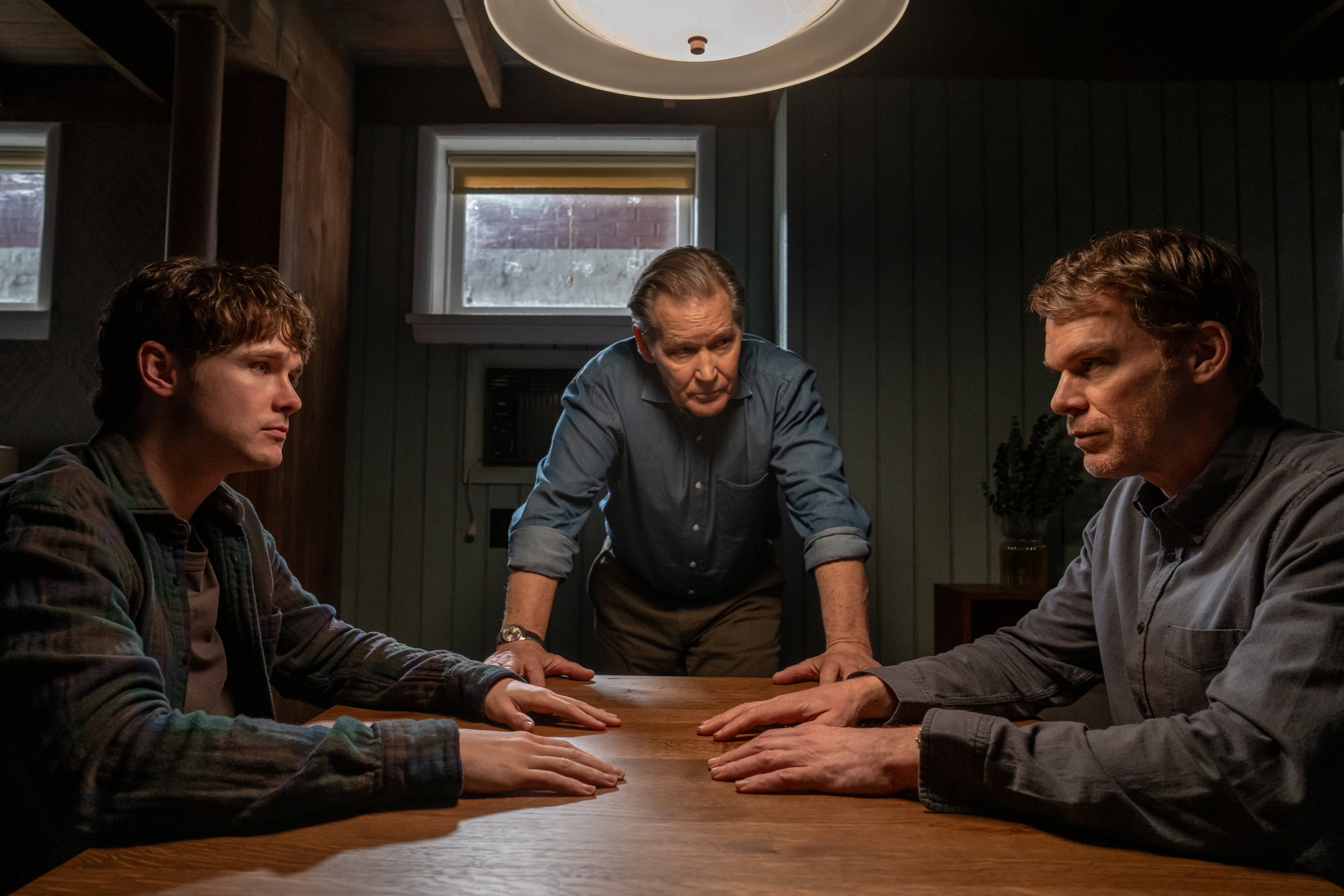Desde la izquierda, Jack Alcott, James Remar y Michael C. Hall, en 'Dexter: Resurrection'.