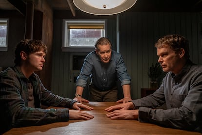 Desde la izquierda, Jack Alcott, James Remar y Michael C. Hall, en 'Dexter: Resurrection'.