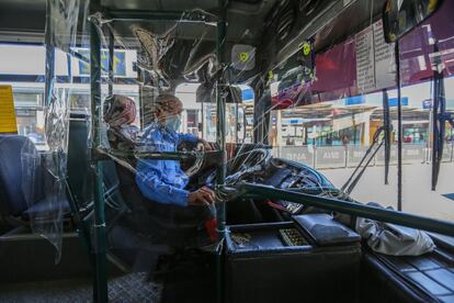 Un conductor de autobús, protegido con un plástico contra el coronavirus, en la estación de Koroglu en Bakú (Azerbaiyán).