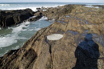 Zona de rocas en la playa de As Furnas, en el concejo de Porto do Son (A Coruña), lugar donde sufrió el accidente Ramón Sampedro.