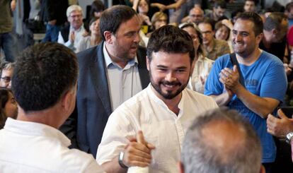 Gabriel Rufián (d) junto al presidente del partido, Oriol Junqueras en un acto electoral en el Parc de la Massana en Salt.