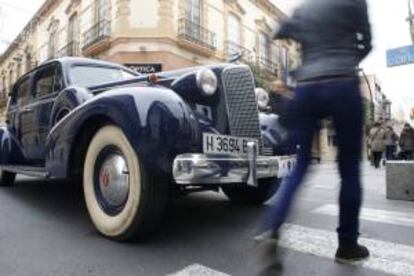 Uno de los cerca de 30 vehículos antiguos, construidos en su mayoría con anterioridad a 1940 y perfectamente restaurados y cuidados al detalle, que han iniciado hoy una ruta para exhibir su belleza a lo largo de la geografía almeriense durante el fin de semana, en la XXIII Ruta por la Provincia organizada por el Club de Vehículos Antiguos.