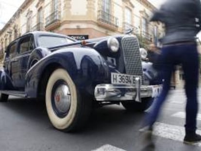 Uno de los cerca de 30 vehículos antiguos, construidos en su mayoría con anterioridad a 1940 y perfectamente restaurados y cuidados al detalle, que han iniciado hoy una ruta para exhibir su belleza a lo largo de la geografía almeriense durante el fin de semana, en la XXIII Ruta por la Provincia organizada por el Club de Vehículos Antiguos.