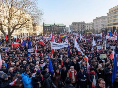 Protesta contra la nueva ley de medios de comunicaci&oacute;n p&uacute;blicos, este s&aacute;bado en Poznan (Polonia).