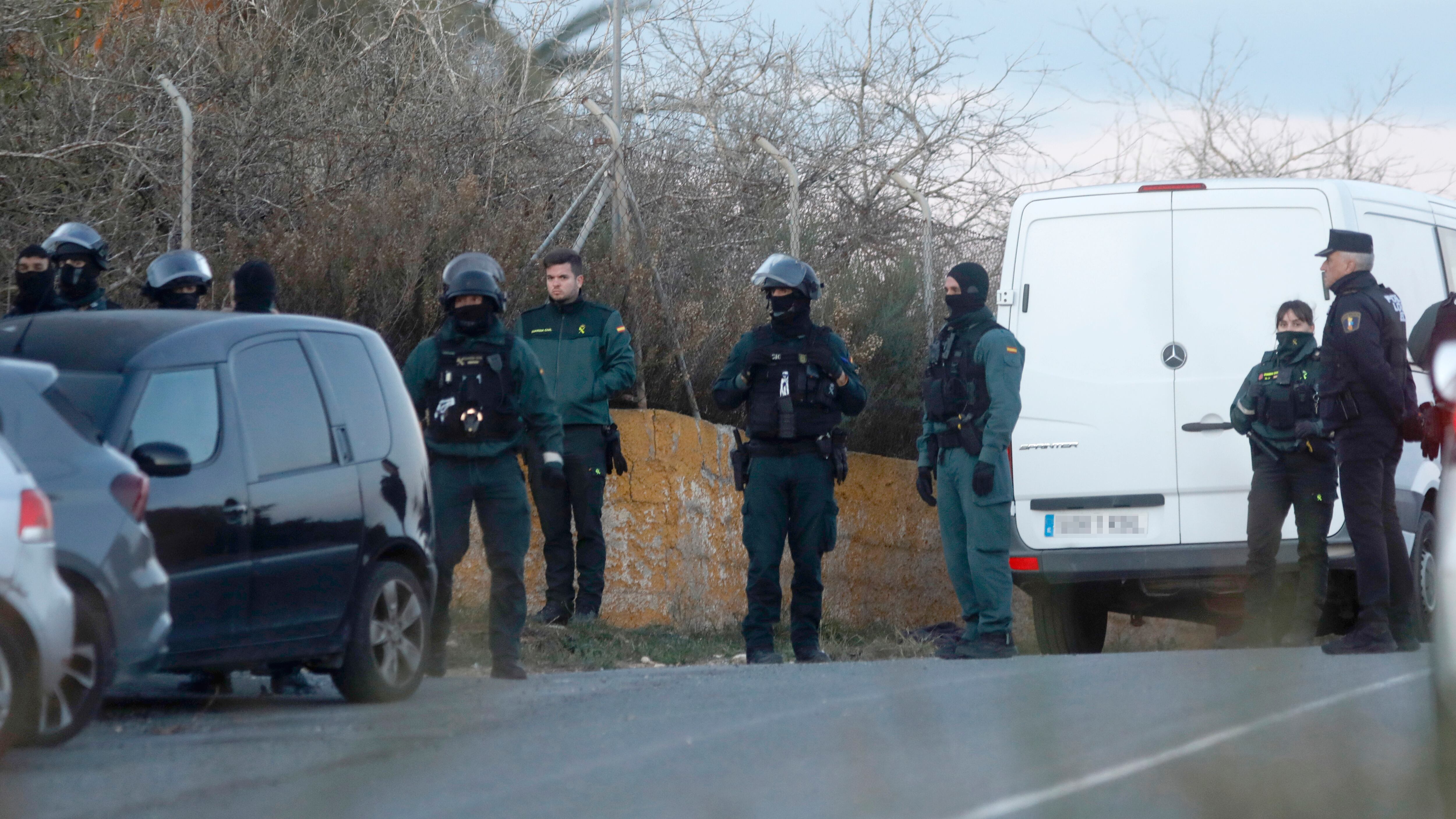 Agentes en el exterior de la vivienda.