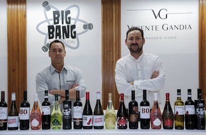 Jose Gand&iacute;a, a la izquierda, y Javier Gand&iacute;a, en la sala de innovaci&oacute;n de las bodegas Vicente Gand&iacute;a, en Chiva.