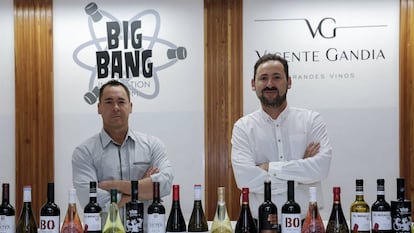 Jose Gand&iacute;a, a la izquierda, y Javier Gand&iacute;a, en la sala de innovaci&oacute;n de las bodegas Vicente Gand&iacute;a, en Chiva.