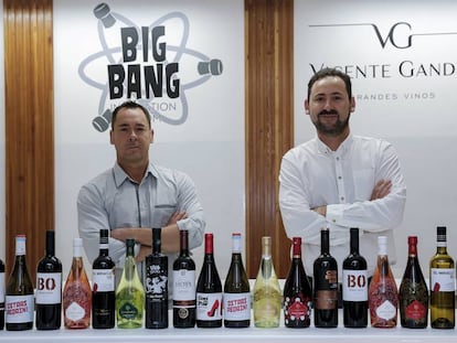 Jose Gand&iacute;a, a la izquierda, y Javier Gand&iacute;a, en la sala de innovaci&oacute;n de las bodegas Vicente Gand&iacute;a, en Chiva.