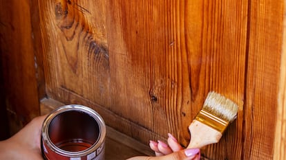Aceite para teca aplicándose sobre la madera.