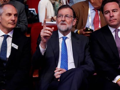 Dimas Gimeno, a la derecha, con Mariano Rajoy y el presidente del WRC, Ian McGarrigle, en la inauguración del Congreso.