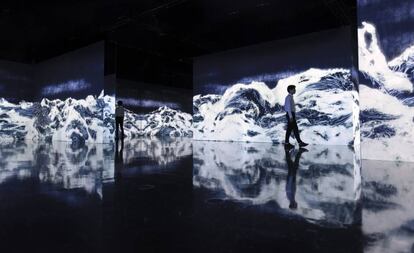 'Black Waves: Lost, Immersed and Reborn' (2019), instalación digital en movimiento.