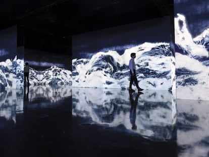 'Black Waves: Lost, Immersed and Reborn' (2019), instalación digital en movimiento.