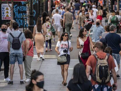 Ambiente en la Gran Vía de Madrid, este sábado.