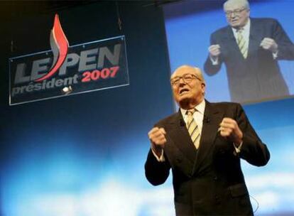 El líder del ultraderechista Frente Nacional, Jean Marie Le Pen, durante el discurso de clausura de la convención de su partido, donde ha presentado su proyecto para las elecciones presidenciales francesas.