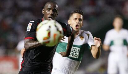 Coro y Sissoko persiguen el balón. 