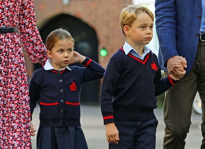 Carlota, de 4 años, compartirá aulas con su hermano mayor, el príncipe Jorge, de 6 años y tercero en la línea de sucesión al trono británico tras Carlos de Inglaterra y el príncipe Guillermo. Ambos acuden al colegio privado Thomas Battersea, a 15 minutos en coche de su casa, el palacio de Kensington.