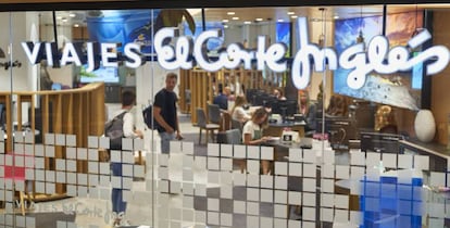 Clientes en una oficina de Viajes El Corte Inglés