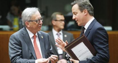 David Cameron junto al presidente de la Comisi&oacute;n, Jean-Claude Juncker.
