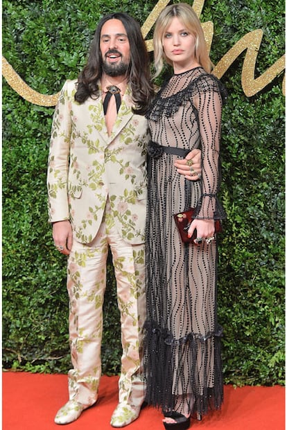 Georgia May Jagger, vestida de Gucci, acompañada por el diseñador creativo de asa italiana, Alessandro Michelle, galardonado como Mejor Diseñador Internacional.