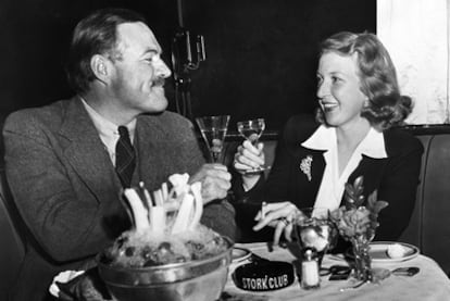 Martha Gellhorn brinda con Ernest Hemingway en el Stork Club de Manhattan el 29 de noviembre de 1940.