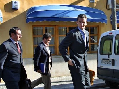 Urdangarin, junto a Diego Torres (izquierda) y &#039;Pepote&#039; Ballester, en Palma en marzo de 2003.