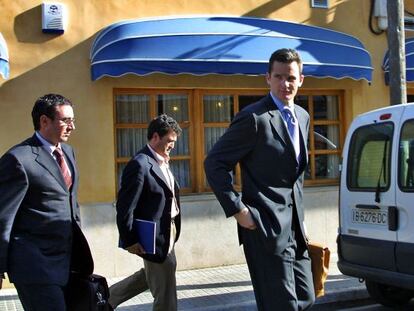 Urdangarin, junto a Diego Torres (izquierda) y &#039;Pepote&#039; Ballester, en Palma en marzo de 2003.