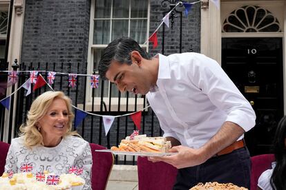 Rishi Sunak le muestra una bandeja 'cheese and pickle sarnie' (un clásico de los sándwiches británicos, con queso y pepino) a la primera dama de EE UU, Jill Biden, el domingo.