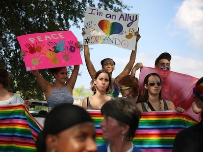 Público mostra seu apoio no funeral de uma das vítimas do atentado em Orlando.