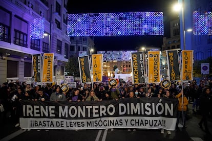 "Irene Montero dimisión ¡¡Basta ya de leyes misóginas y chapuza!!!, se lee en uno de los carteles de la protesta que discurre por el centro de Madrid.