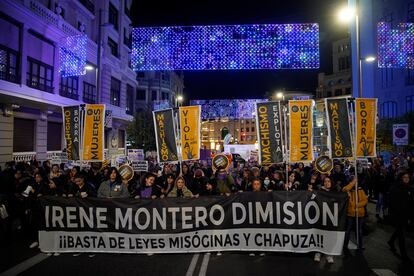 "Irene Montero dimisión ¡¡Basta ya de leyes misóginas y chapuza!!!, se lee en uno de los carteles de la protesta que discurre por el centro de Madrid.